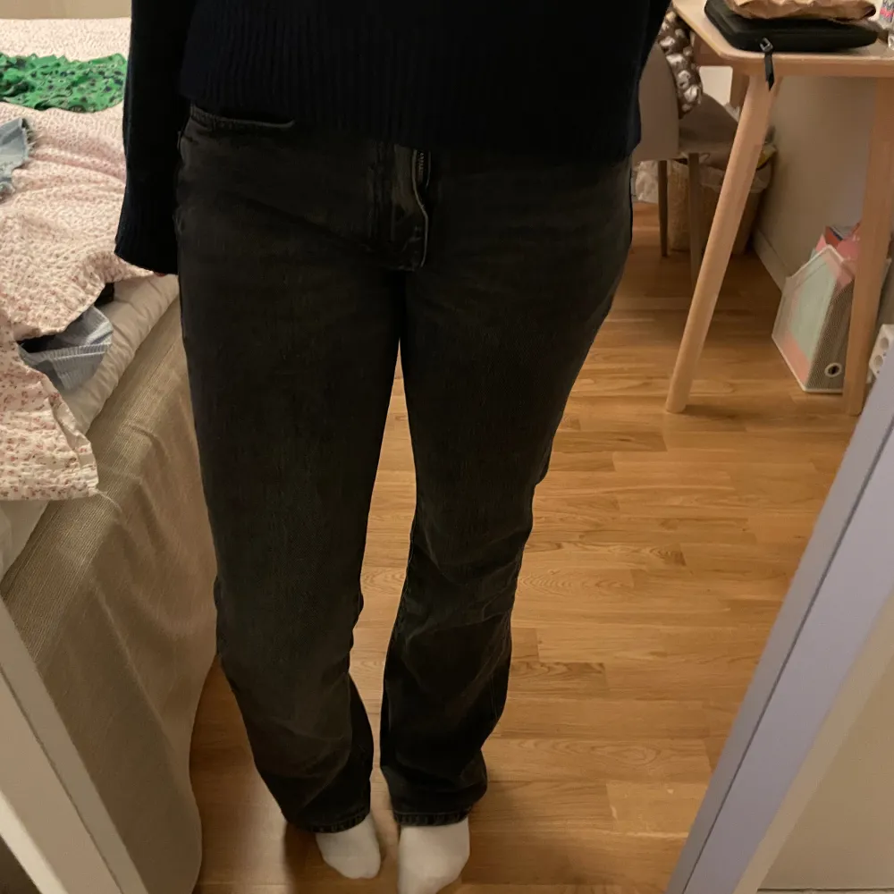 Svarta/mörkgråa bootcut jeans från Zara med medelhögmidja. Använda men fortfarande i bra skick! De har en defekt se bild 4💕. Jeans & Byxor.