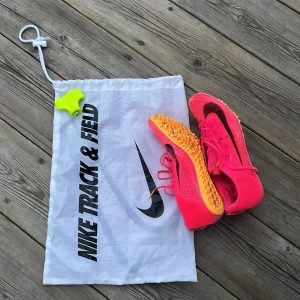 Nike Zoom Superfly 2  - Säljer superfina sprint spikskor i toppskick💕,man får med 16 spikar i 6mm,en nike påse och spikskruv. Köpta på nikes hemsida,orginalpris 2099kr. 25cm långa. Jag har haft hälkoppar i skorna- därav det svarta mönstret vid skons häl. Säljer pga för små.