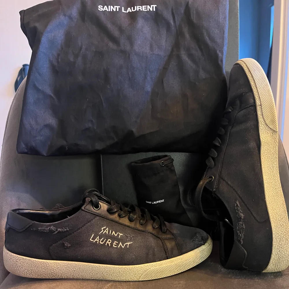 Hej! Säljer nu mina saint Laurent skor i väldigt fint skick! Box, extra laces och dustbag ingår. Vid frågor eller funderingar är det bara att höra av sig!😊 . Skor.