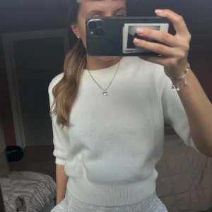 Stickad t shirt  - Jättefin stickad t shirt ifrån Zara. Aldrig använd.
