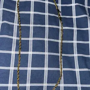 Cordell halsband i 18k guld, 60cm långt, rostfritt stål så de funkar perfekt att duscha och bada med de tappar ej färg. Fler bilder kan fås i pm!
