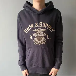 Ralph Lauren hoodie storlek m i ett mycket gott skick. Han på bilden är 182 storlek m passar m