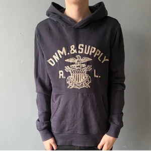 Ralph Lauren hoodie  - Ralph Lauren hoodie storlek m i ett mycket gott skick. Han på bilden är 182 storlek m passar m