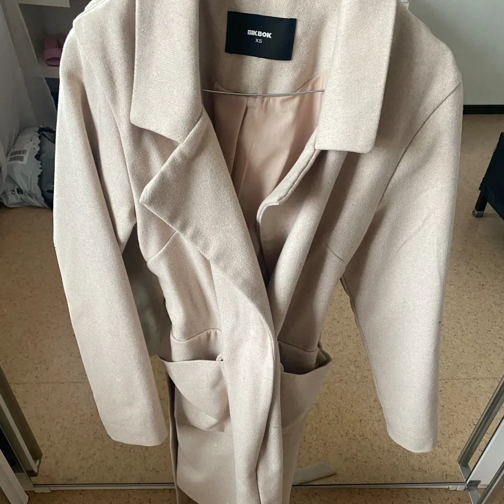 Super fin kappa från Bikbok, går även att använda på vintern. Använd en gång, ordinarie pris 899 kr. Jackor.
