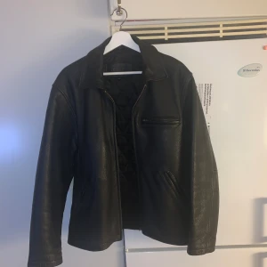 Läderjacka - Svart läderjacka, vintage. Storlek S/M. Bra skick.