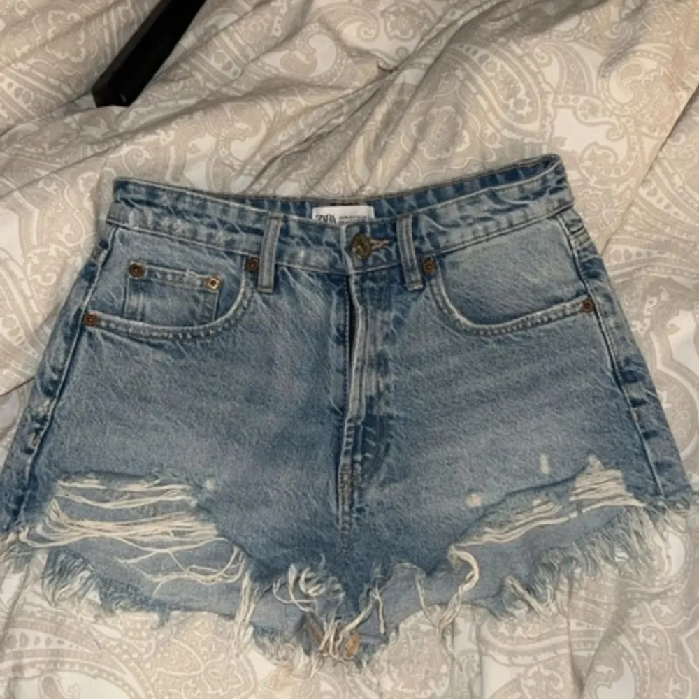 Jeansshorts från Zara. Aldrig använda så precis som nya. Säljer då de ja tycker dom är lite för stora. Storlek 34. Shorts.