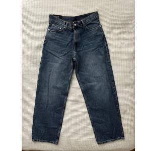 Mid loose jeans från Weekday, storlek 31/30, modell: rail, färg mörkblå, oanvända pga liten storlek