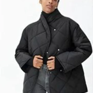 Arket Quiltad Jacka - Jacka ifrån arket (slutsåld) Quiltad Storlek: XS Modell: Oversized Fint skick