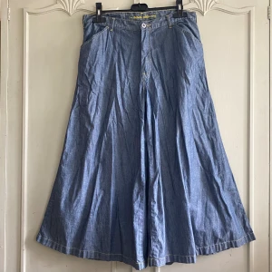 Vida Jeans  - Ljusa vida jeans. Storlek XL men skulle säga att de är ganska små för sin storlek. Så fin och i bra skick men säljer för att den tyvärr inte kommer till användning. Hör gärna av dig om du har några frågor! 