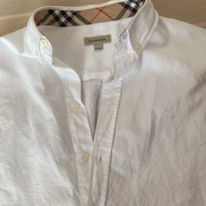 Burberry skjorta - Säljer en svinfet burberry skjorta i superfint skick och ett super pris! Skriv vid intresse eller frågor!