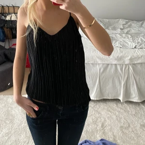 Svart topp - Snygg svart topp, aldrig använd 