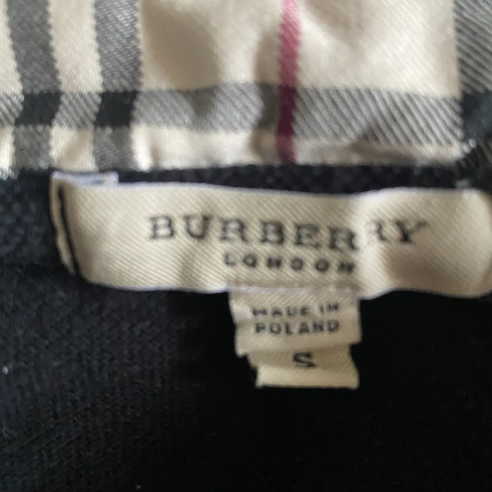 En långärmad polotröja från Burberry. Mycket trevlig tröja som drar mycket uppmärksamhet till sig.. Tröjor & Koftor.