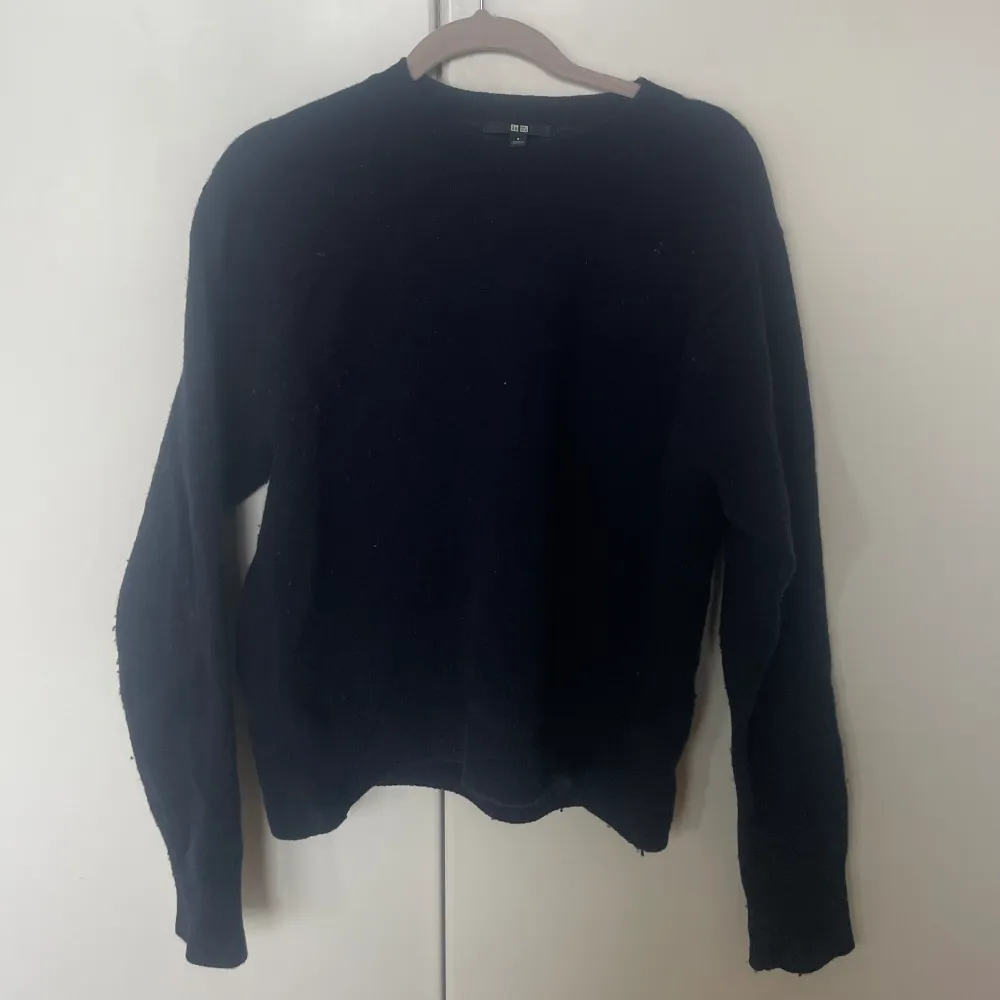 Mörkblå stickad tröja från uniqlo storlek s. Stickat.