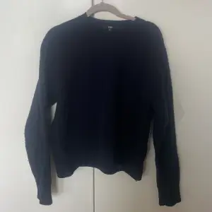 Mörkblå stickad tröja från uniqlo storlek s