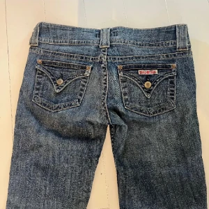Lågmidjade jeans - Jätte snygga lågmidjade köpte här på plick storlek 28