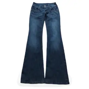 Såå snygga jeans från vinted som tyvärr ba för små för mig😭 i storlek 38, midjemåttet är 37 cm tvärs över och innerbenslängden är ca 88 cm💕 