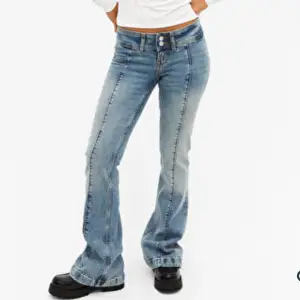säljer dessa helt slutsålda jeans då dom inte kommer till användning och är lite för stora. köpte för 499kr och säljer för 300 och dom är aldrig använda💕