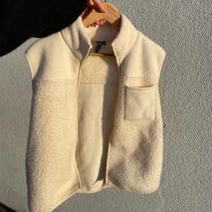 Teddyväst - Så fin och trendig teddyväst, endast använd fåtal gånger💕💕