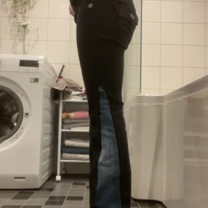 True religion - True religion jeans som jag sytt till bootcut själv. Jättesnygga och sitter perfekt, väldigt lågmidjade. Midjemåttet är 37 cm  Passar mig i längden som är 166, men skulle nog passa någon som är några centimeter längre också. :)) 