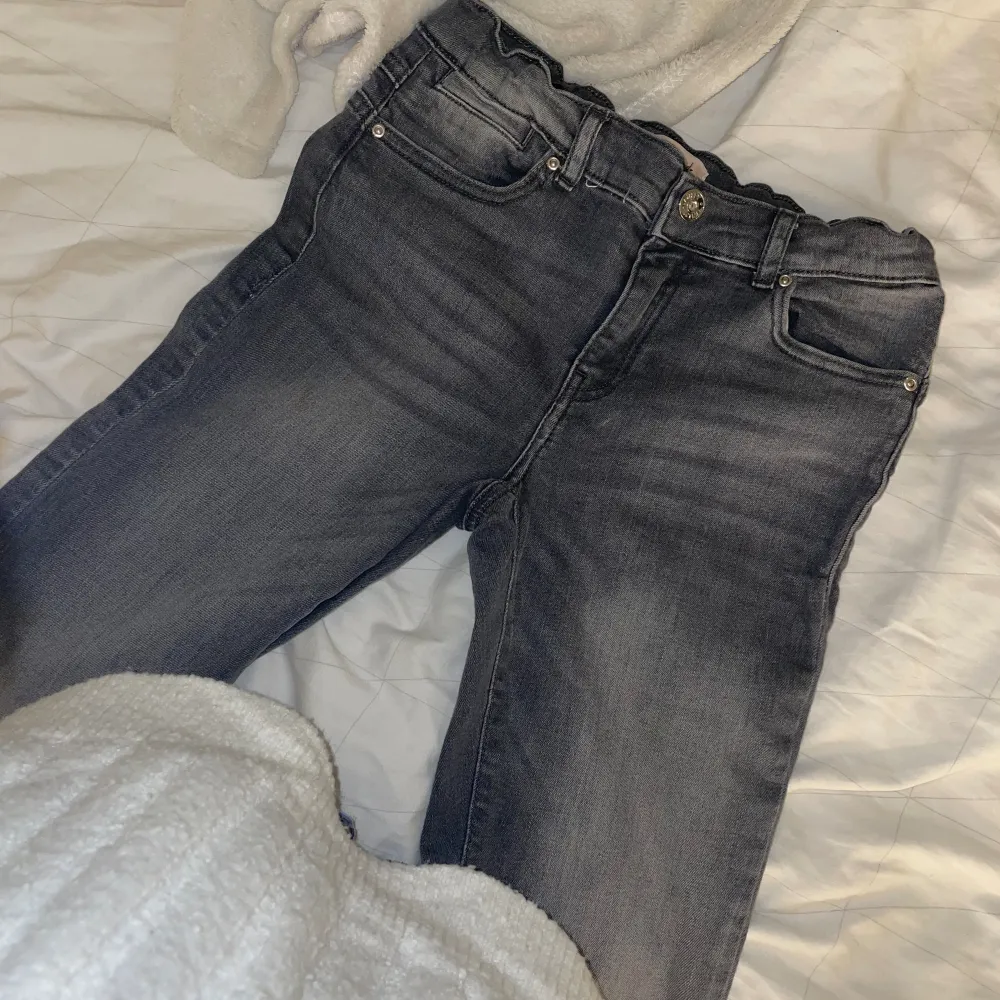 säljer nu mina jättefina only jeans i strl 158, gråa! dom är lågmidjade och bootcut💞 otroligt fint skick, använda fåtal gånger 💞 vid intresse/frågor/mer bilder kontakta 💞. Jeans & Byxor.
