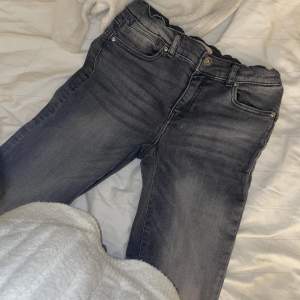 säljer nu mina jättefina only jeans i strl 158, gråa! dom är lågmidjade och bootcut💞 otroligt fint skick, använda fåtal gånger 💞 vid intresse/frågor/mer bilder kontakta 💞