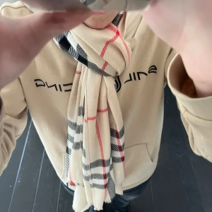 Burburry halsduk - Säljer en snygg burburry halsduk 10/10 i skick nästan aldrig använd. Passar allt och alla väldigt värd att köpa