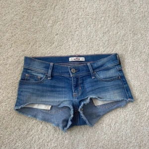 Jeansshorts  - Säljer dessa assnygga lågmidjade jeansshortsen pga att de är för små för mig, har aldrig använt dom, pris kan diskuteras💕