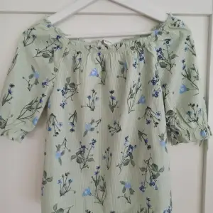 Blommig tröja/blus från H&M i storlek 158 Aldrig kommit till användning, den passar tyvärr inte mig 100% bomull Funkar fint att ha offshoulder🌟