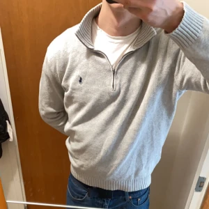 Ralph lauren halfzip - Köpte den men tröjan var tyvärr för stor för mig stl M. annars är detta en snygg och helt fel fri tröja . hör av er😁