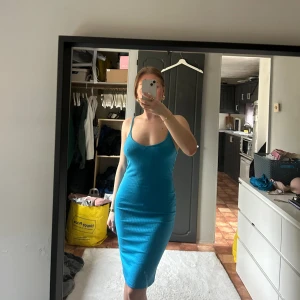 Blå ribbad klänning från nakd - Säljer även denna blåa klänningen som är ifrån NA-KD. Den är ribbad i storlek M men passar även stolen xs som min kompis har på de två första bilderna. 