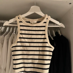 Topp - Säljer denna fina topp från H&M✨ Storlek xs✨ Skriv för fler bilder🩷