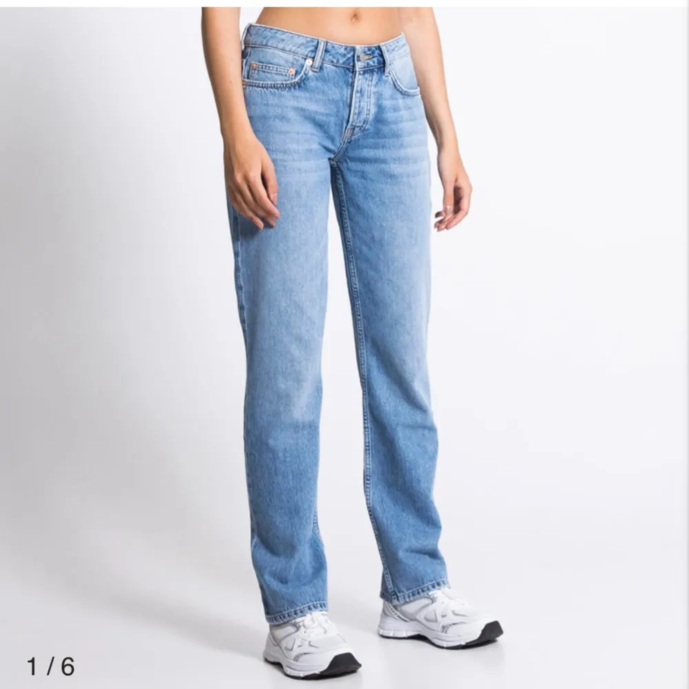 Säljer mina ”icon” jeans från lager 157 färgen light used! De har inte kommit till så mycket användning men den ända skillnaden är att den bruna ”lappen” där bak har jag sprättat upp me mening men det är inget som skadat jeansen utan det syns inte  . Jeans & Byxor.