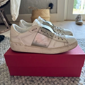 Valentino skor  - Säljer mina silvriga valentino skor. Dem är rätt använda därav priset. Skorna är köpta 2022. Box och dustbag kommer med i paketet☀️🍓