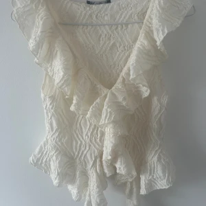 Vit topp - En super gullig topp från Zara i storlek S. Den är i fint skick och är endast använd en gång. 