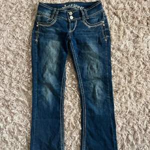 Jättefina lågmidjade bootcut jeans innerbenslängd 70cm  midjemått 81cm Säljer pga dom är förstora Skriv vid funderingar💗