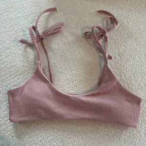En puderrosa tyg bikinitop från Zaful 💃🏼. Aldrig använd! Väldigt fin och somrig färg 💅🏻 så fina knyten i axlarna! Är storlek 36 men passar även 34.