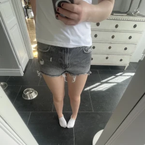 Grå Zara jeansshorts - Så snygga grå/svarta jeansshorts från Zara som passar så bra nu till sommarn. Skicka gärna frågor privat😇💘