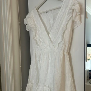 Studentklänning - Jättefin klänning passar till sommaren! Superskön o aldrig använd! 