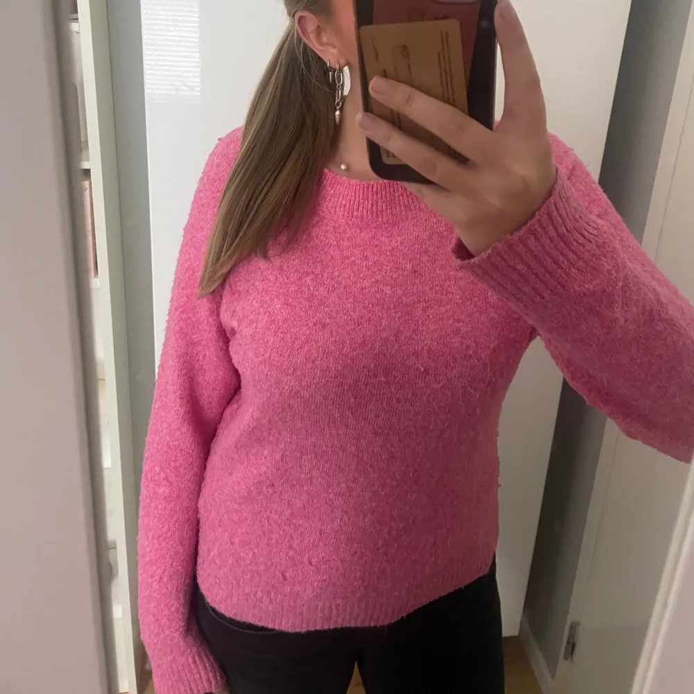 Säljer en superfin rosa stickad från Vero Moda ! Den är lite nopprig på grund av tvätt men har inga andra defekter!💗. Stickat.