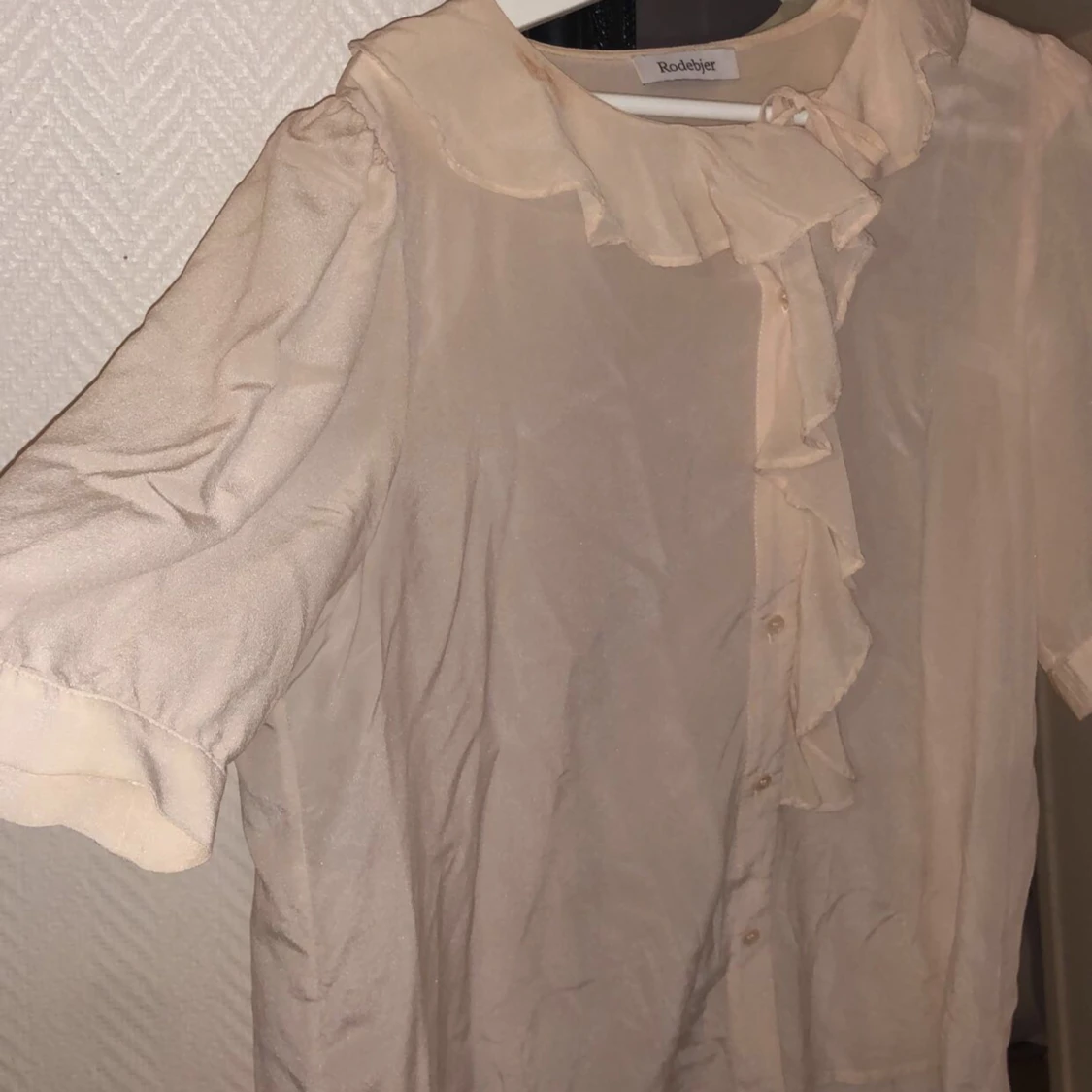 Beige-rosa blus med volang - 91