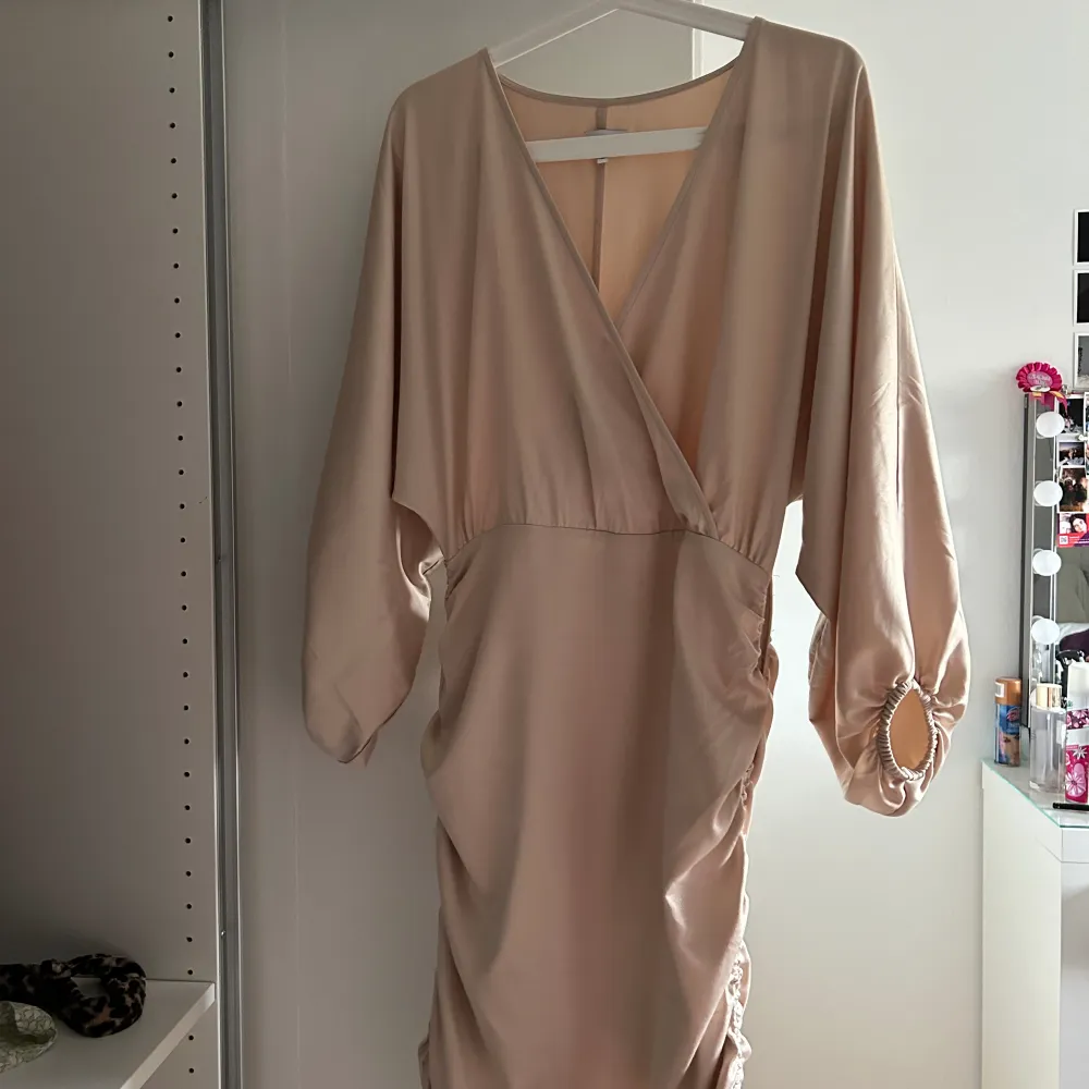 Säljer min bal klänning från 9:an❤️❤️❤️jättefin med knyt på sidan så man kan justera hur hög/låg klänningen ska vara❤️ köparen står för frakten❤️. Klänningar.