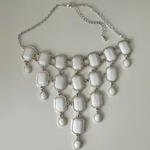 Halsband med vita stenar