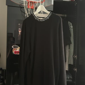 Acne studios crew neck - Storlek M   Sitter oversized 