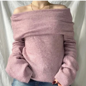 Off shoulder tröja - Lånade bilder av förra ägaren. Säljer denna jättefina och mysiga off shoulder toppen då den inte kommer till användning.