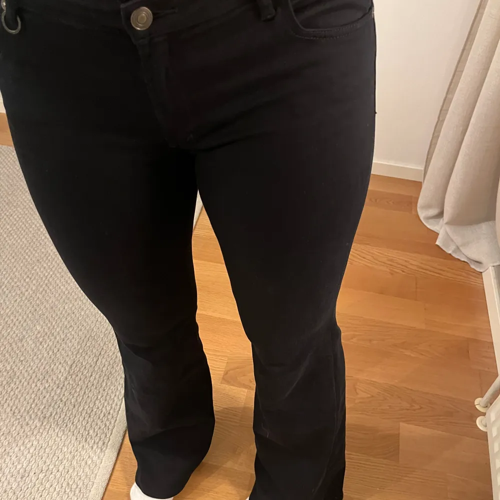 Säljer dessa svarta bootcut jeans i mycket fint skick. Från märket Neuw. Köpta för ca 900kr. Storlek 30.34   Jag är 175cm som referens . Jeans & Byxor.
