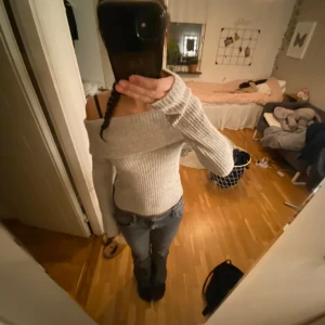 Tröja - Köparen står för frakt! Säljer en gullig off shoulder tröja från hm i storlek S. Fint skick och säljer pga ej användning men superfin beige stickad tröja. obs har sytt men syns knappt😊
