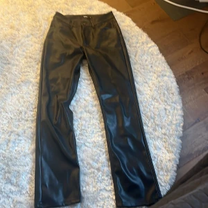 Skinbyxor - Säljer mina skinbyxor från bikbok i strl 36. Lågmidjade även. Kommer inte till användning men har änvänt dem ett par gånger men kommer inte till användning längre. Inga skador eller effekter.köpte de för 600kr