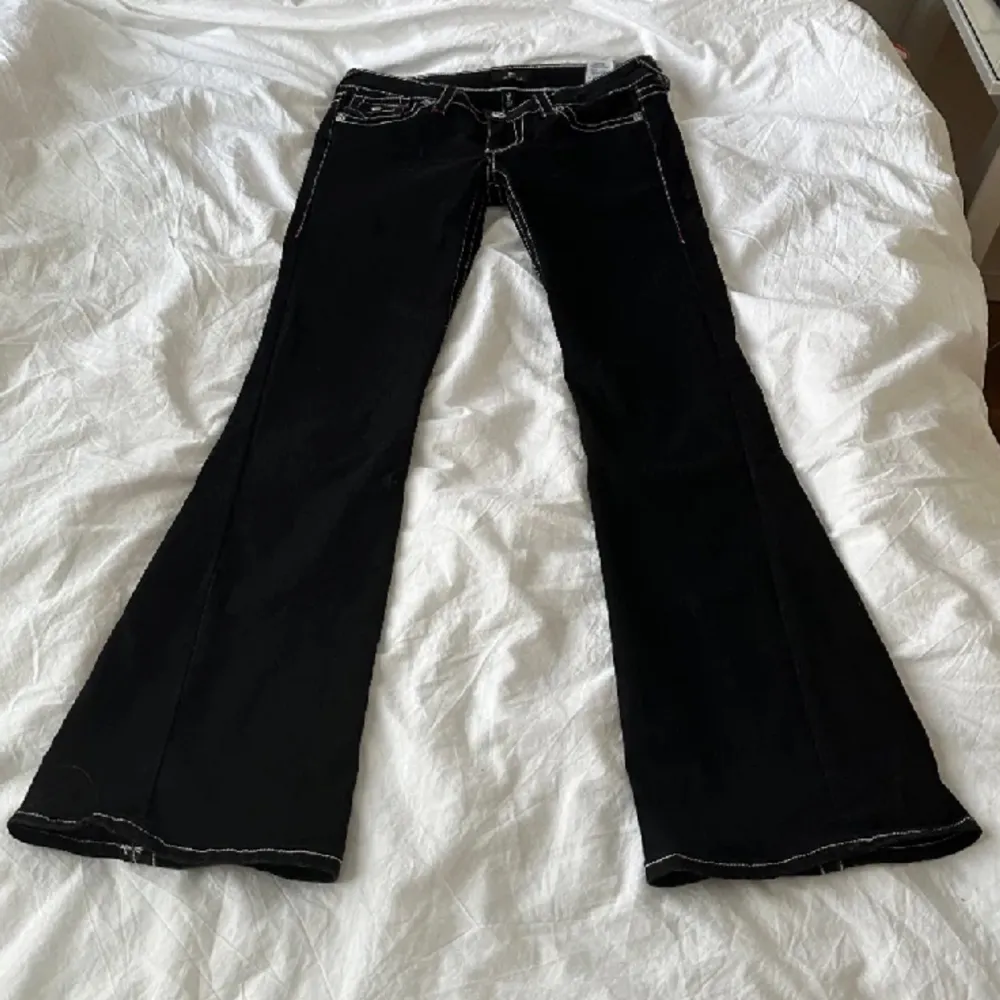 Lågmidjade bootcut true religon jeans💘 midja: 39cm innerben: 83 cm ((lånade bilder!!)). Jeans & Byxor.