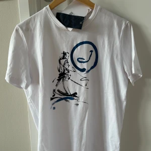 Jacob Cohen T-shirt  - Säljer en helt ny och oanvänd t-shirt från Jacob Cohen. Beställde storlek M men säljer då den sitter som en S. Nypris runt 2300kr.  Hör av er vid funderingar. Pris kan diskuteras vid snabb och smidig affär.  Mvh Max 