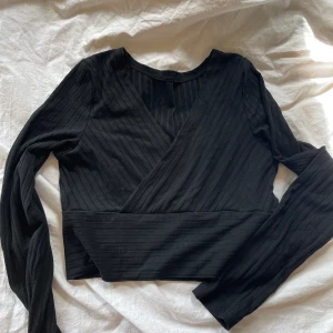 Topp - Svart omlott tröja i str M